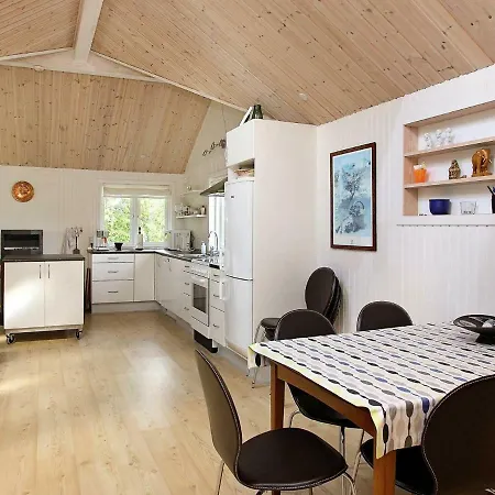 Semesterbostad Three-bedroom Holiday In 5