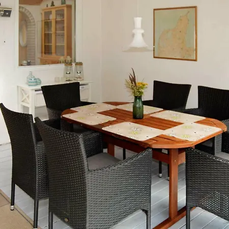 Three-bedroom Holiday In 5 Semesterbostad